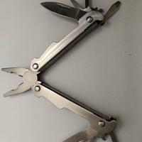 Piccola pinza Ferrino multifunzione tascabile 