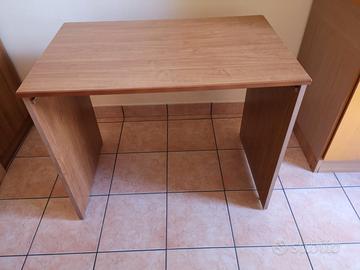 Scrivania in legno color noce chiaro
