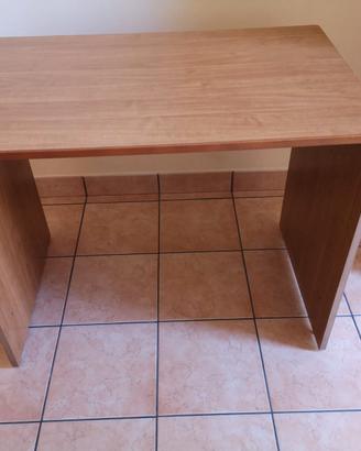 Scrivania in legno color noce chiaro