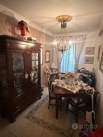 un’ armadio, cassettiera,  comodino, vetrina tavol