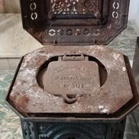 stufa in ghisa smaltata d'antiquariato 