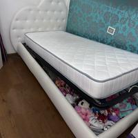 Letto con testata in pelle a cuore