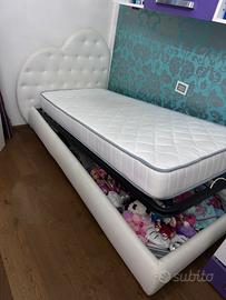 Letto con testata in pelle a cuore
