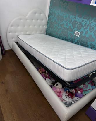 Letto con testata in pelle a cuore