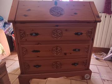 Mobile in legno d'antiquariato