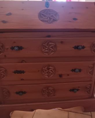 Mobile in legno d'antiquariato