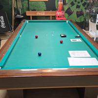 Tavolo da biliardo con palle e accessori