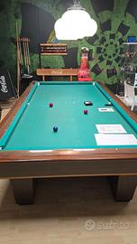 Tavolo da biliardo con palle e accessori