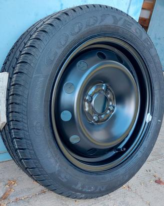 Pneumatico Goodyear 185x60 R15 con cerchione