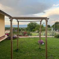 Due pergole in legno - una mai usata, l’altra poco