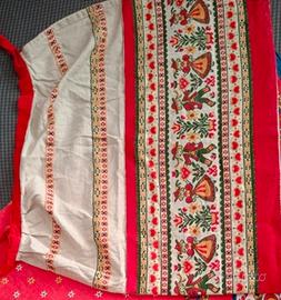 grembiule stile tirolese rosso con ricami folk