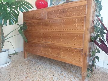 Elegante cassettone friulano con intarsi,' 700