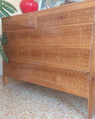 Elegante cassettone friulano con intarsi,' 700