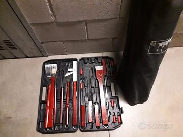 UTENSILI  DA BARBECUE CON TAVOLO RICHIUDIBIL