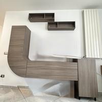 Parete attrezzata moderna con mensole sospese