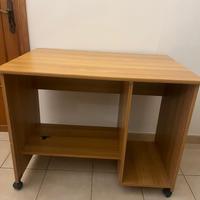 Scrivania in legno con ruote