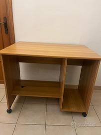 Scrivania in legno con ruote