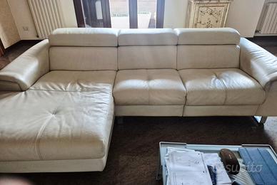 DIVANO IN PELLE CON PENISOLA