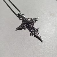 Collana con pendente a croce gotica