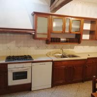 Cucina usata credenza e tavolo anche separatamente