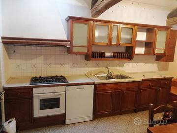 Cucina usata credenza e tavolo anche separatamente