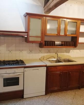 Cucina usata credenza e tavolo anche separatamente