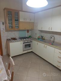 cucina in legno con pensili forno smeg