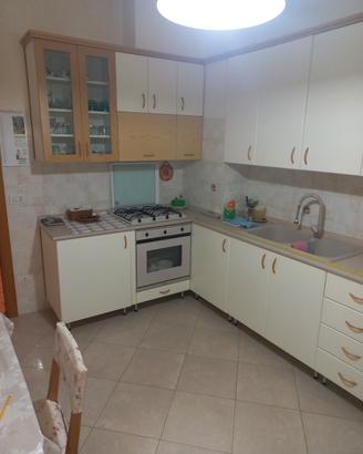 cucina in legno con pensili forno smeg