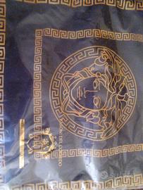 copri cuscini e centro tavola marca Versace con ce