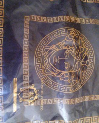 copri cuscini e centro tavola marca Versace con ce