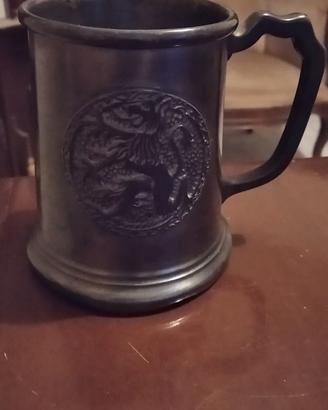 Boccale vintage in peltro con stemma araldico