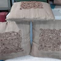 Cuscini in cotone decorati con perline in legno 