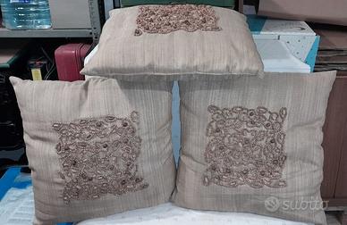 Cuscini in cotone decorati con perline in legno 