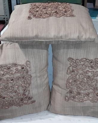 Cuscini in cotone decorati con perline in legno 