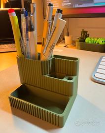 Organizer scrivania 3D – porta penne e carte 