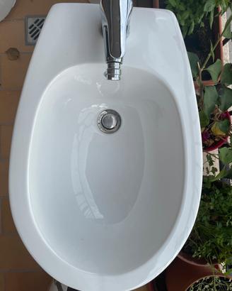 Bidet bianco in ceramica comprensivo di miscelator