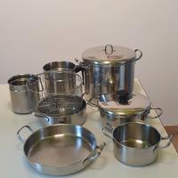 Set di pentole con coperchi