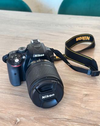 Nikon D5300 con obiettivo