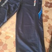 Il prodotto è una  tuta felpa e pantalone  Macron
