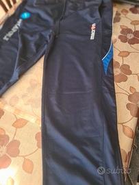 Il prodotto è una  tuta felpa e pantalone  Macron