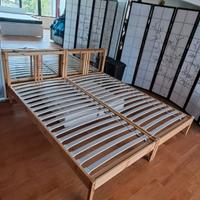 2 strutture letto singole Ikea, con doghe in legno