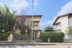 Porzione di villa bifamiliare - a 10 minuti dal ce