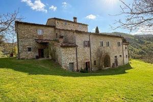 Rustico / Casale di 415 m² con più di 5 locali e b