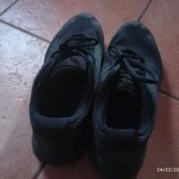 Due paia di scarpe Nike e uno da calcio