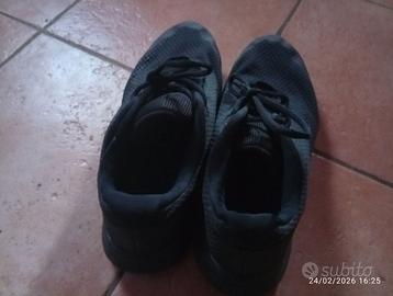 Due paia di scarpe Nike e uno da calcio