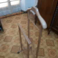 Servomuto appendiabiti in legno