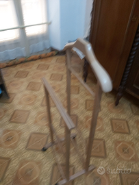 Servomuto appendiabiti in legno