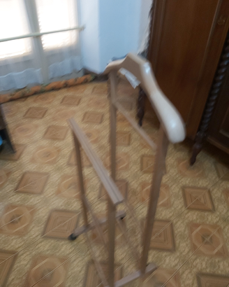 Servomuto appendiabiti in legno
