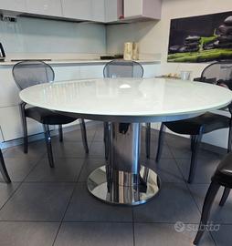 Tavolo in vetro con piedistallo in acciao 