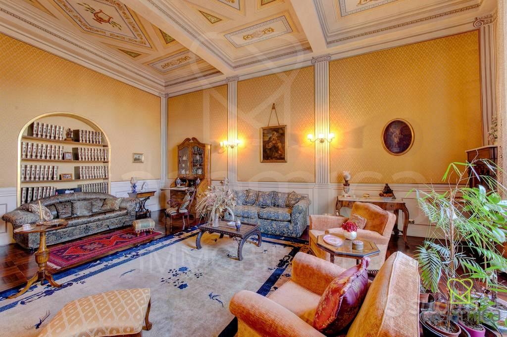 Appartamento di 320 m² con più di 5 locali a Lucca